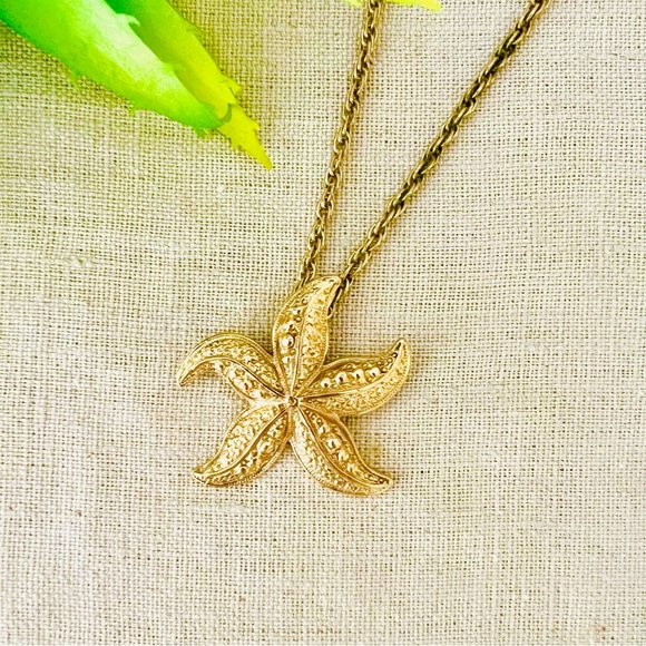 Starfish Gold Tone Necklace - Picture 1 of 3